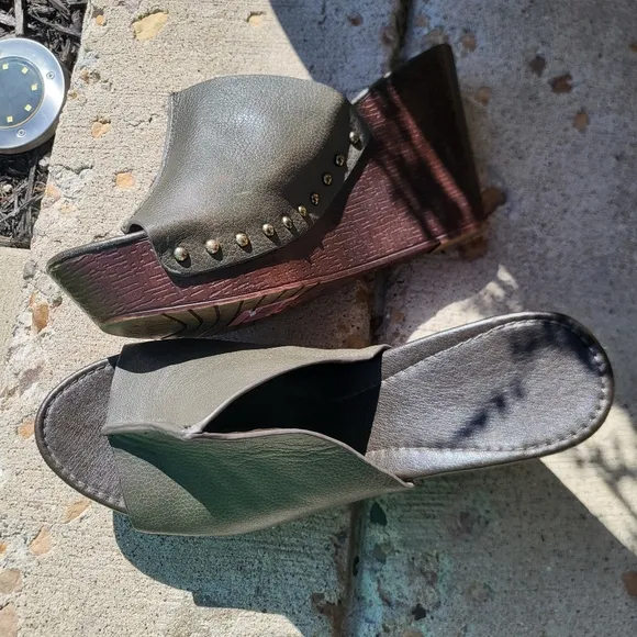 Charles by Charles David Leather Wood Heel Mule Studded Green Brown 8 Platform